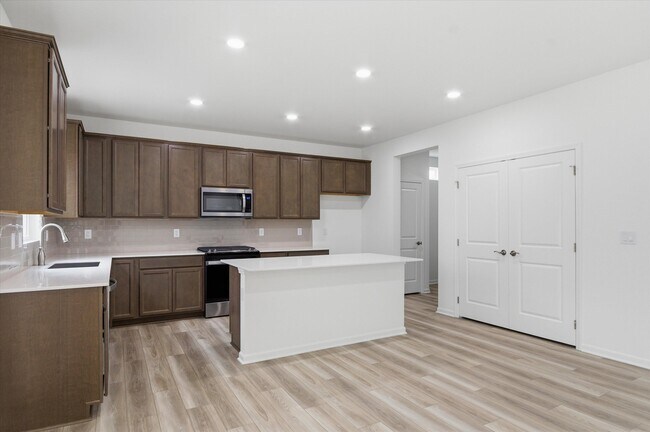 Building Photo - 709 Risdon Trail S