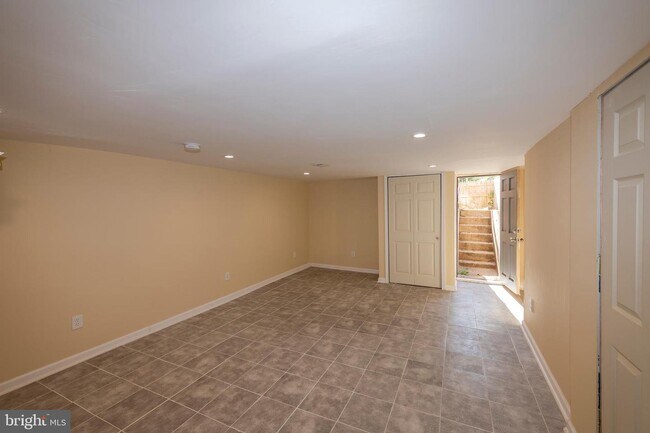 Building Photo - 3317 W Garrison Ave