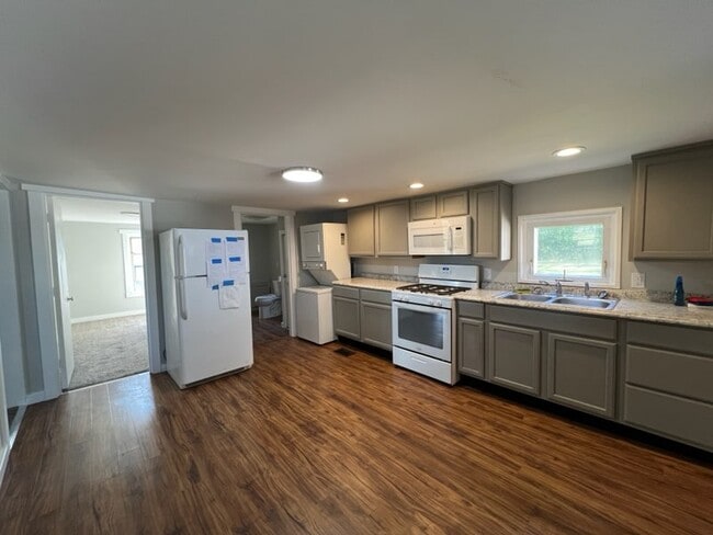 Kitchen - 2710 E Beecher St