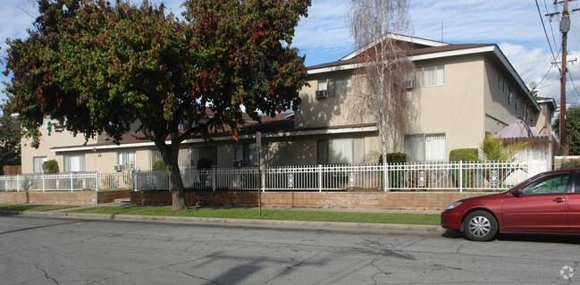 Primary Photo - 677 E Ruddock St
