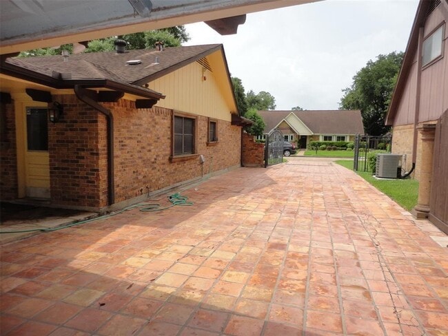 Building Photo - 4323 Colombia Dr
