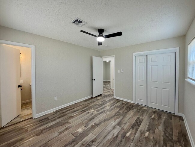 Building Photo - Beautifully Updated
