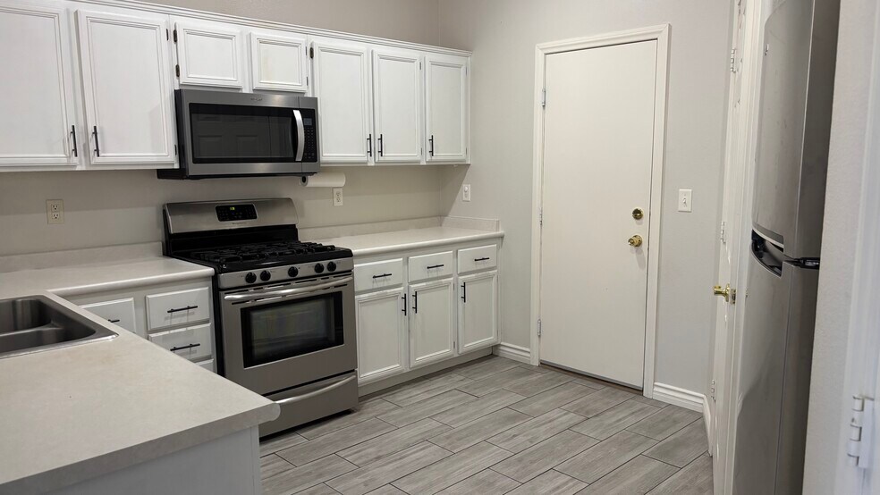 all stainless steel appliances - 11057 Piedmont Valley Ave