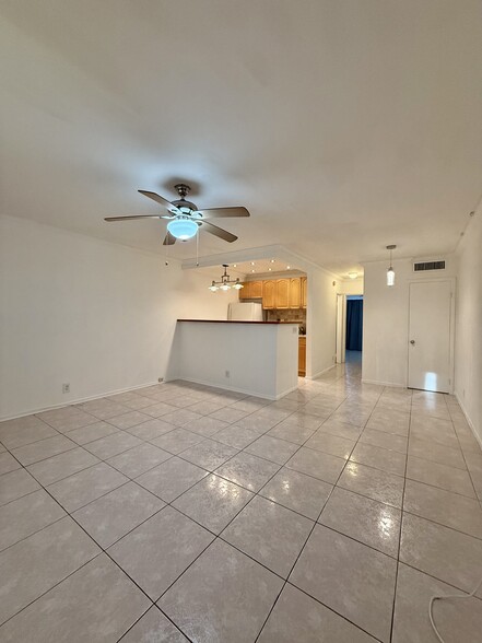 Entrance - 467 Golden Isles Dr