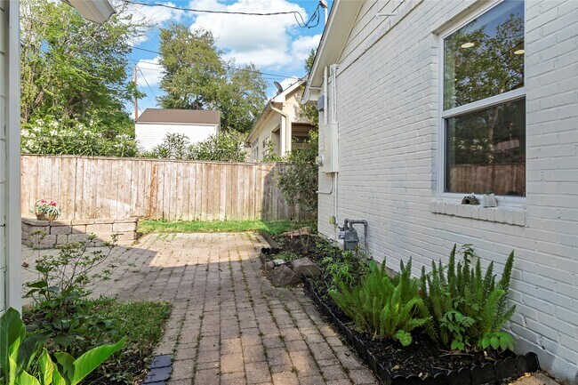 Building Photo - 2530 Wordsworth St