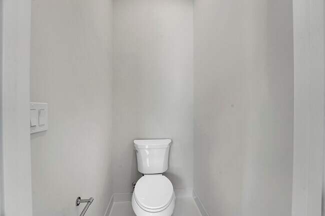 Building Photo - 9341 Crestview Cir