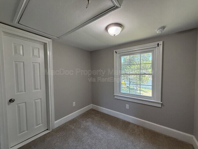 Building Photo - 210 Milford St
