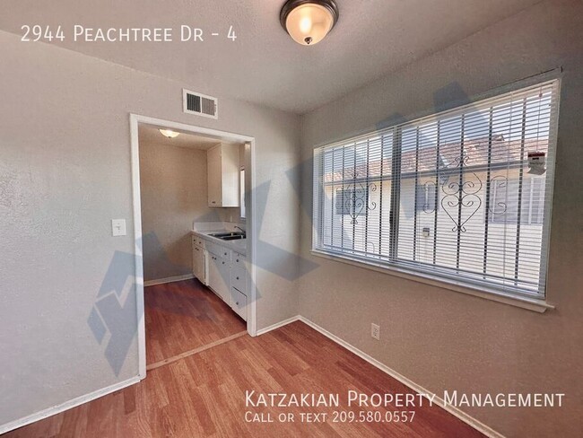 Building Photo - Upstairs 2-Bedroom 1-Bath Louis Park Estat...