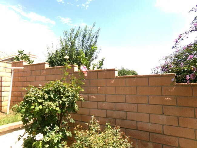 Building Photo - 4829 W Forest Oaks Ave