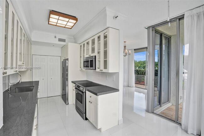 Building Photo - 3500 Mystic Pointe Dr