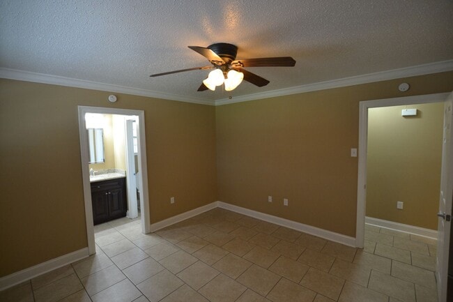 Building Photo - Must See!  Beautifully remodeled 3 bedroom, 2 bath home in Park Forest - Oakcrest Subdv