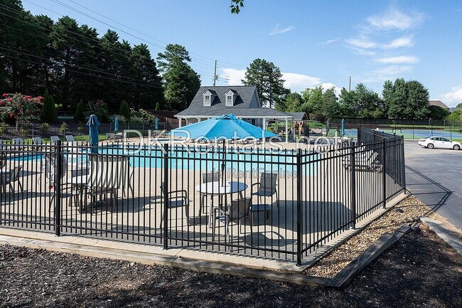 Building Photo - 114 Eagle Glen Dr