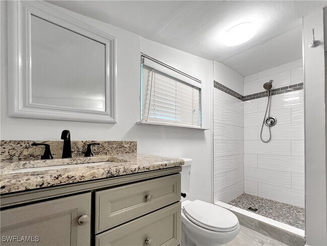 Building Photo - 2210 Parkview Dr