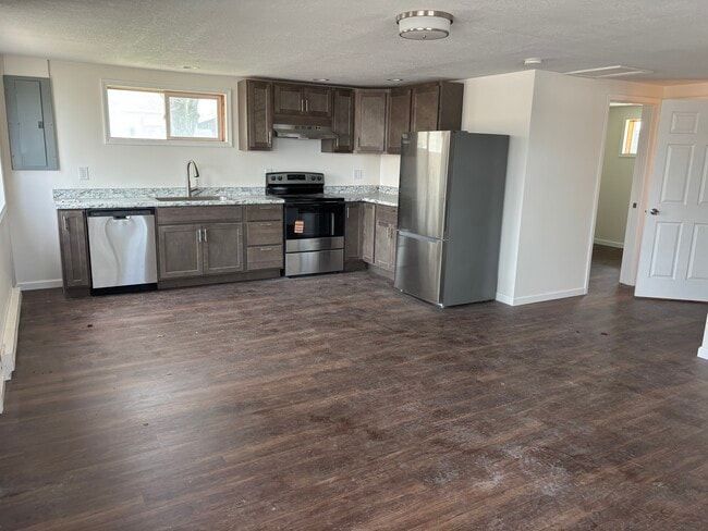 Building Photo - 4253 S Lakeshore Dr