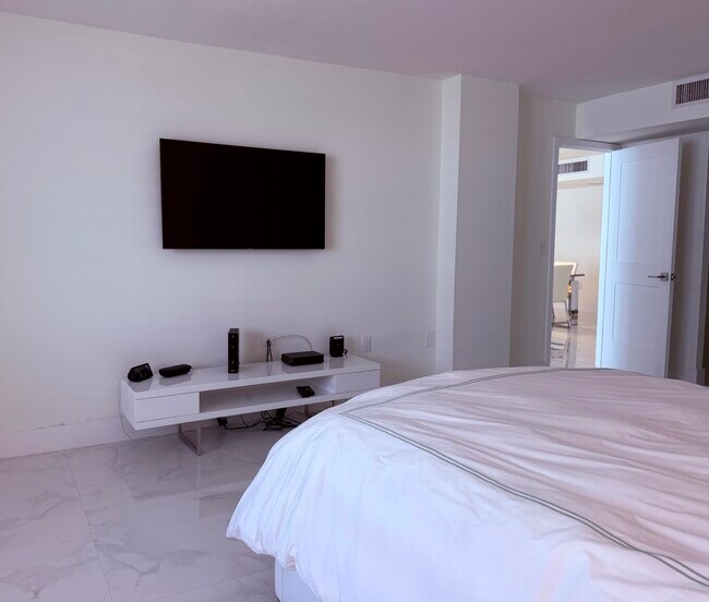 Building Photo - 3460 S Ocean Blvd