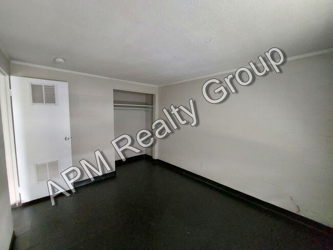 Building Photo - Renovated two bedroom near Harden Street - 50% off!