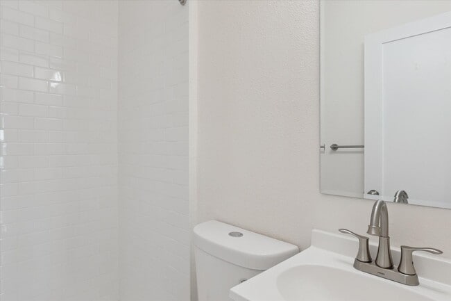 Building Photo - Fully Renovated 1 Bedroom 1 Bath Apartment...