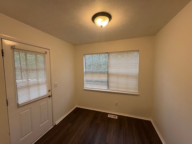 Building Photo - For rent