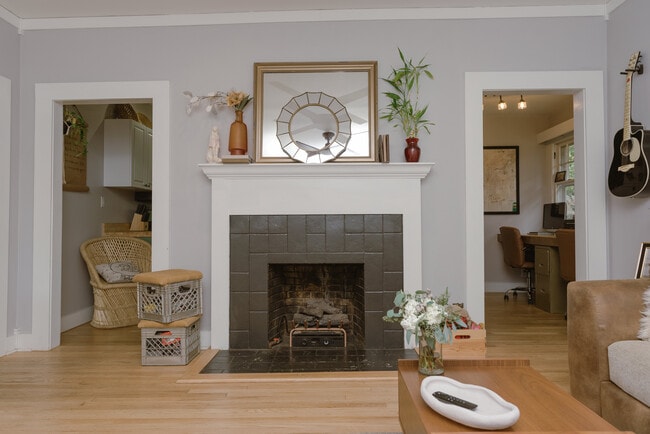 Building Photo - 1707 W 43rd St