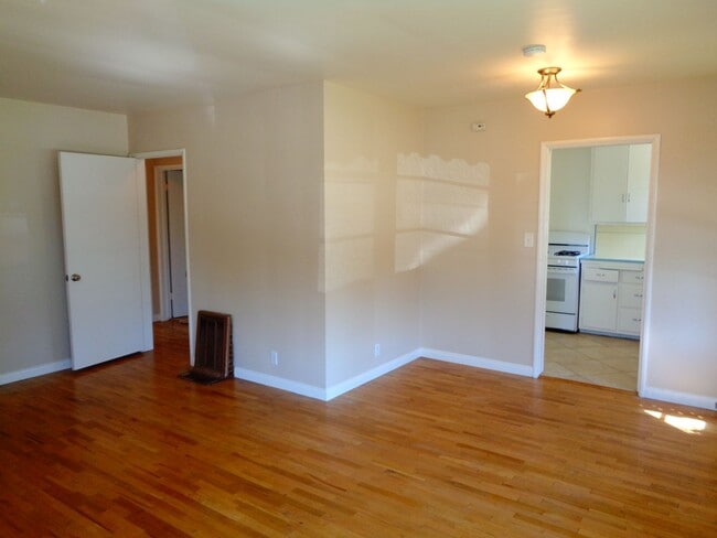 Building Photo - 2 Bedroom 1 Bath Duplex for Rent in Uptown Whittier