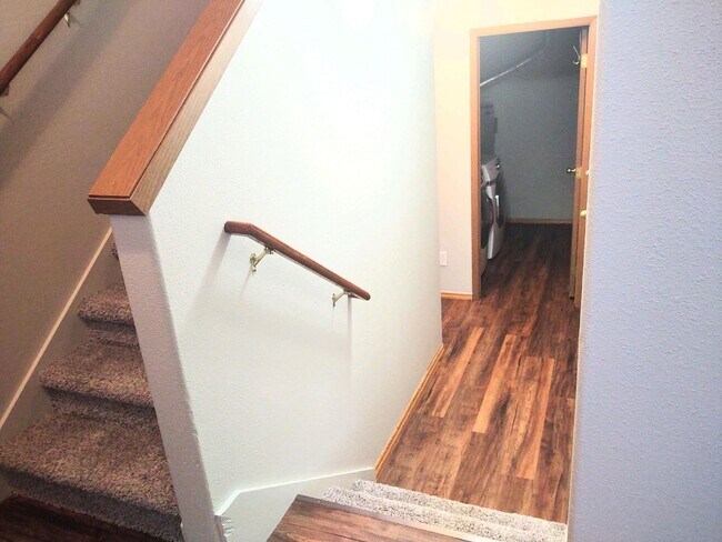 Building Photo - Spacious House - Brand New Flooring - Available Now!!