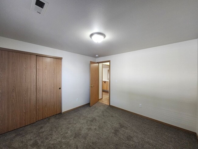 Building Photo - Updated 3 bed, 2 ba w/Oversized Covered Patio