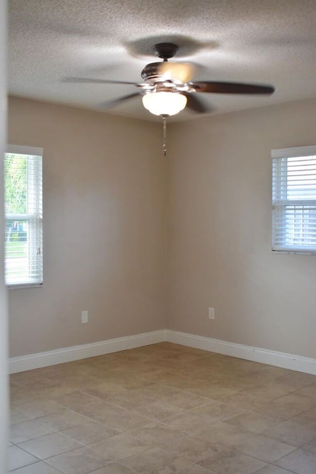 Building Photo - 826 Palama Way