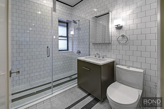 Building Photo - 250 W 91st St