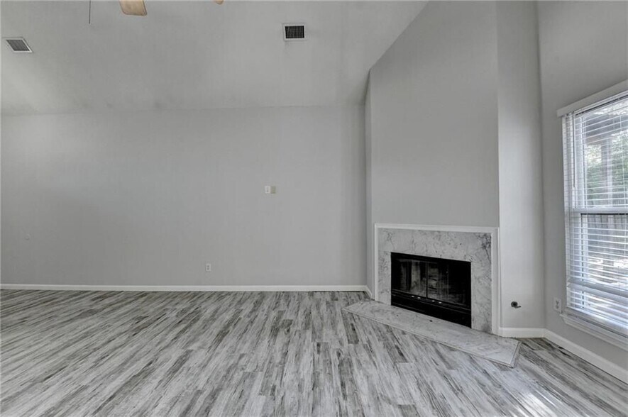 Building Photo - 1112 Ashbury Dr