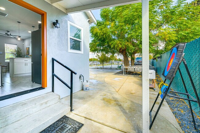 Building Photo - 226 E 10th St