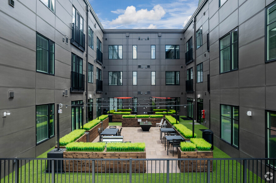 Upper Level Courtyard - Frisbie