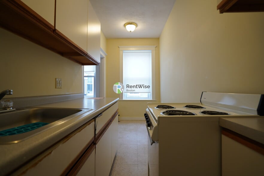 Building Photo - 236 Kelton St