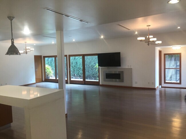 Building Photo - 128 S Carson Rd