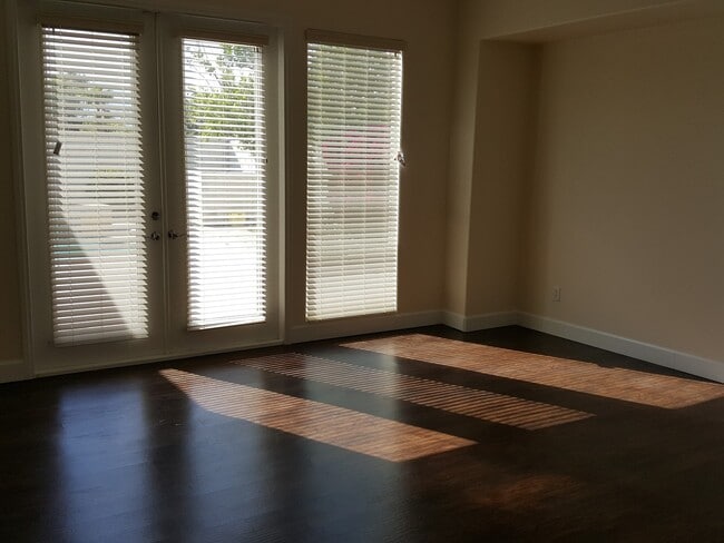 Building Photo - Beautiful 3 Bedroom home