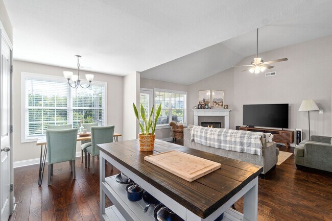 Building Photo - Pet Friendly Three Bedroom with Bonus!