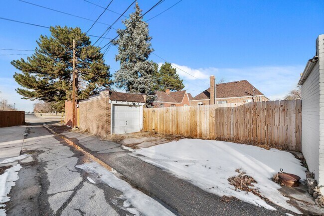 Building Photo - North Park Hill Bungalow!