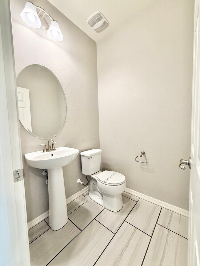 Building Photo - Spectacular 4-Bedroom, 2.5 Bathroom Home in Glendale!!