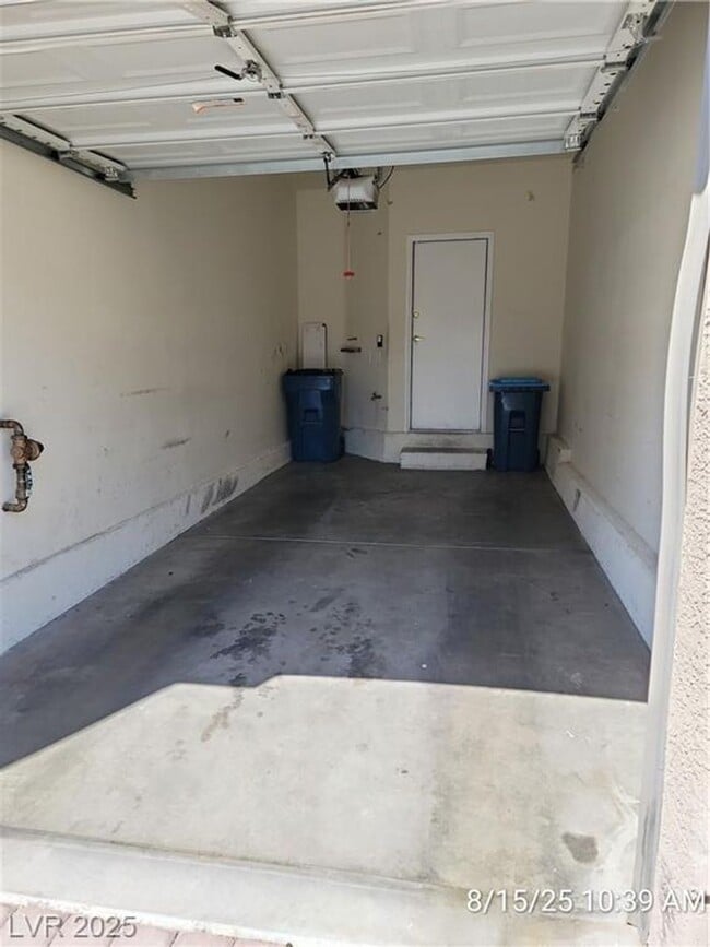 Building Photo - FANTASTIC TOWNHOME - POPULAR FLOORPLAN!! M...