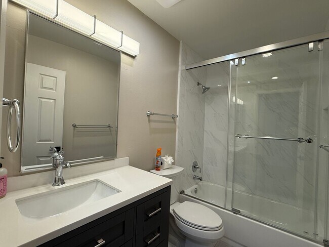 Building Photo - Recently Remodeled Condo in Villa La Jolla...