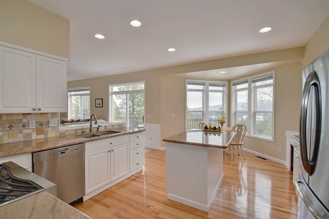 Building Photo - 5063 S Hillcrest Ln