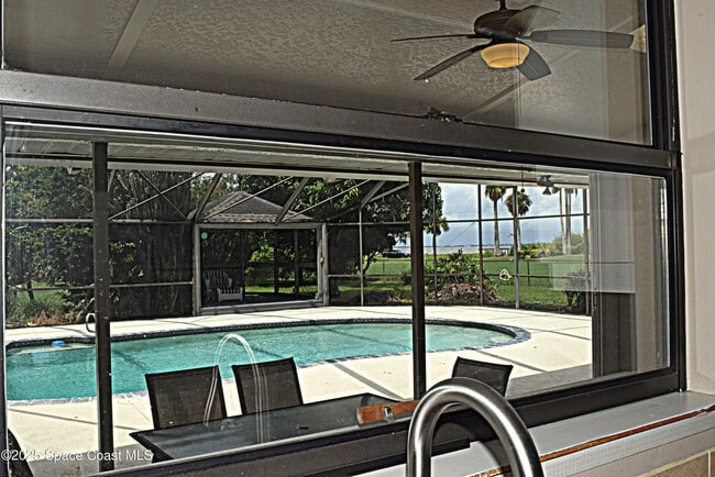 Building Photo - 285 Utopia Cir