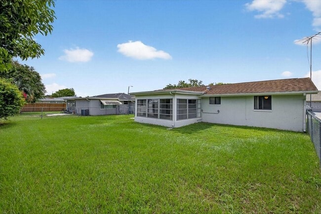 Building Photo - 7725 Summertree Ln