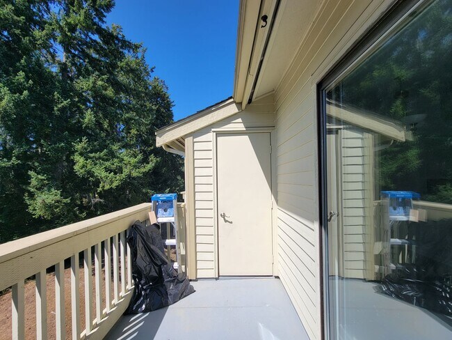 Building Photo - Newly updated condo in Sunn Fjord, close to everything!