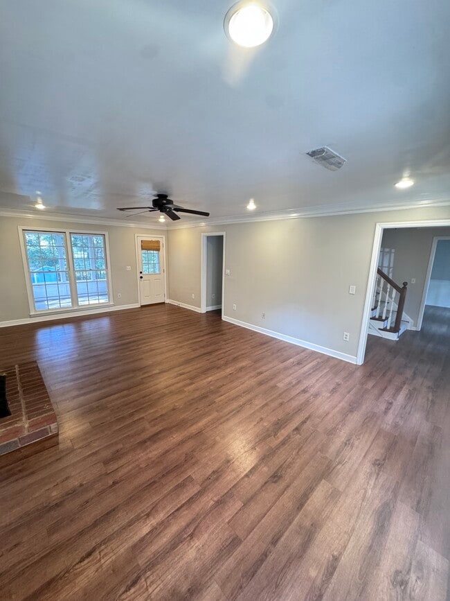 Building Photo - 1884 Dovonshire Rd S W