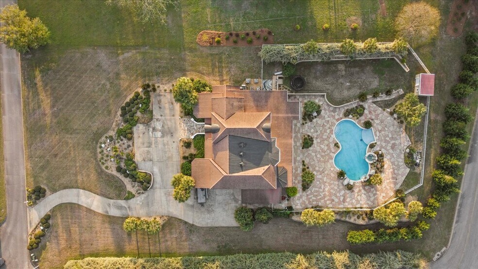 Building Photo - 200 Asphodel Dr