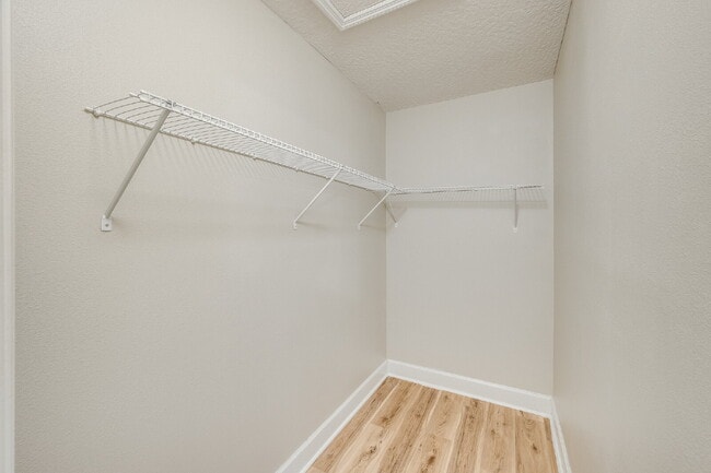 Building Photo - Desirable Parkway Meadows!