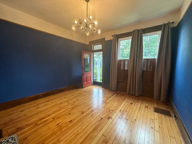 Building Photo - Charming 3BR/2.5BA Home For Rent in Highla...