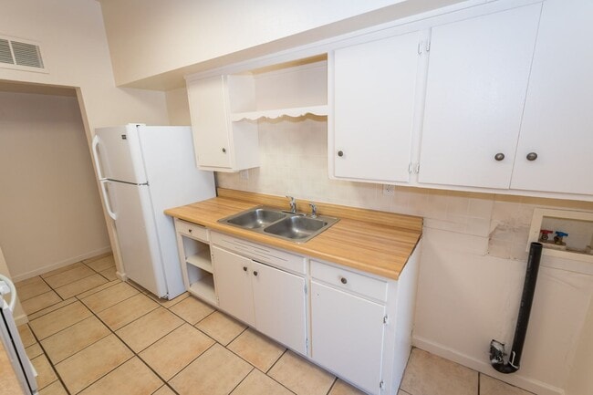 Building Photo - 4 Bedroom, 1½ Bath Home with Central A/C, ...