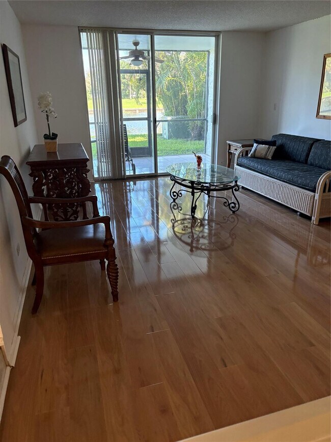 Building Photo - 3750 Inverrary Dr