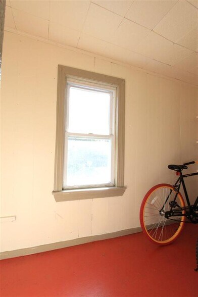 Building Photo - 569 Main St